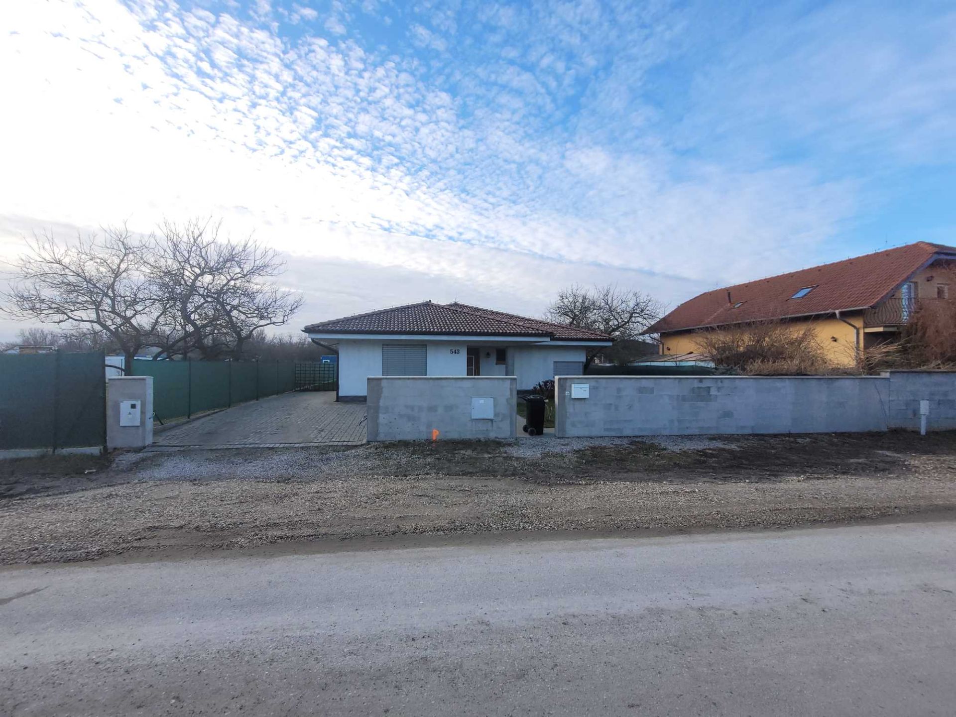 Predaný 4 izbový bungalov v obci Hrubý Šúr
