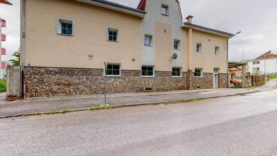 PREDAJ polyfunkčný objekt s reštauráciou a 6 izbovým bytom Handlovej