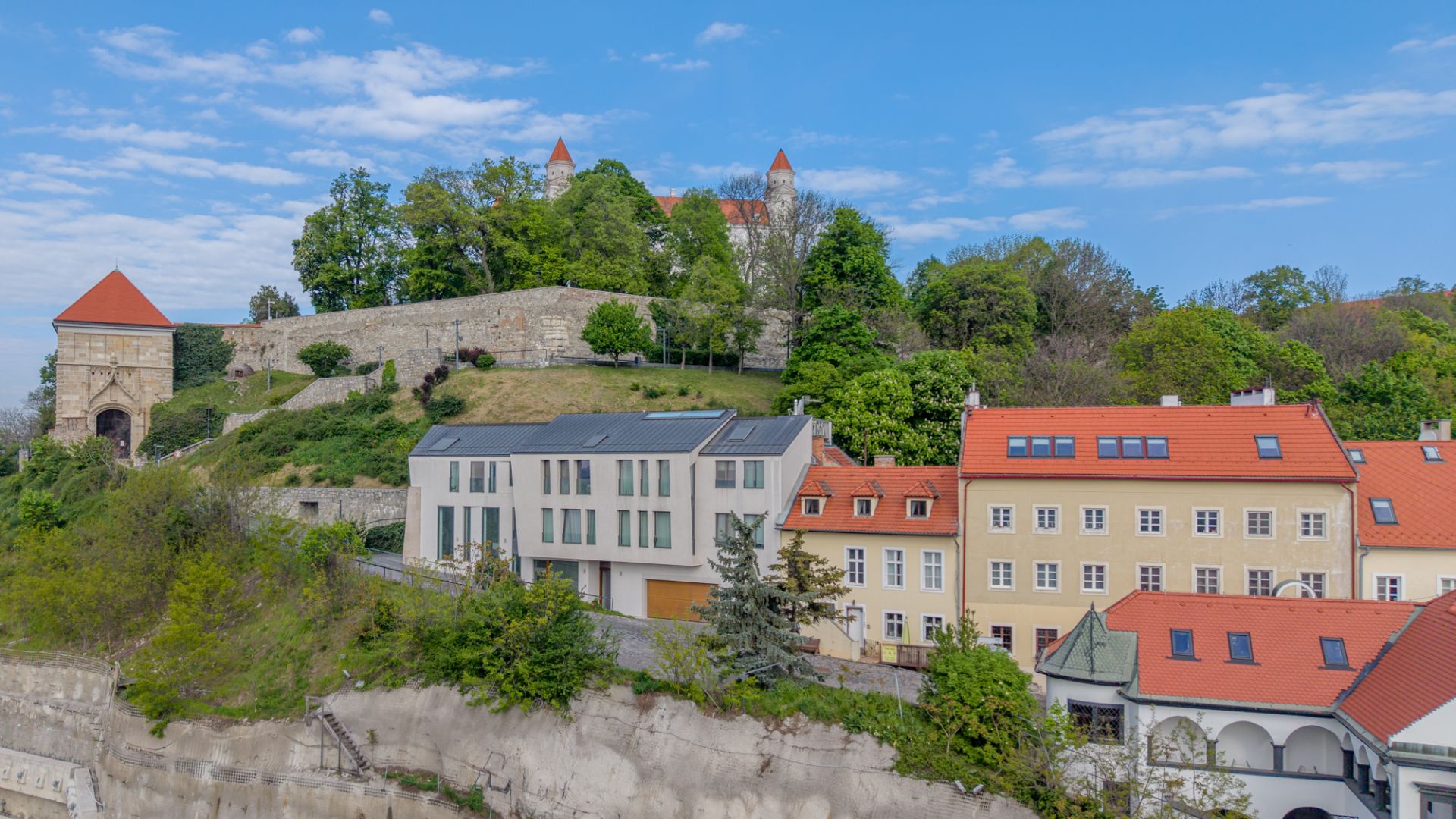 Barokový meštiansky dom priamo pod Bratislavským hradom na predaj