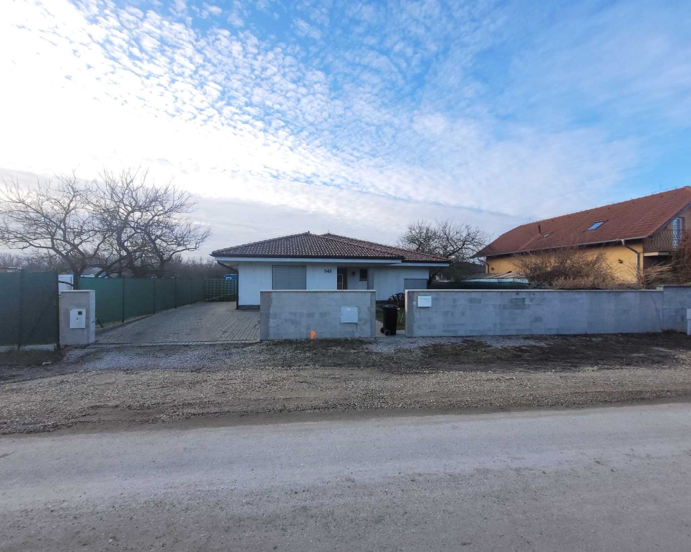 Predaj 4 izbový bungalov v obci Hrubý Šúr