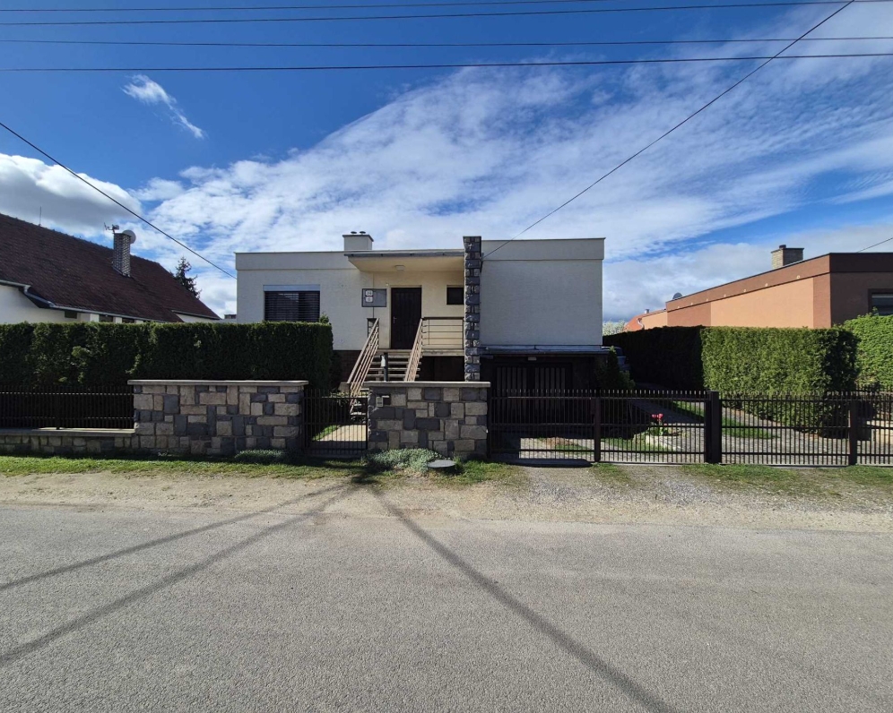 Predaný 4 izbový rodinný dom s pozemkom, o rozlohe 750 m2, Čereňany